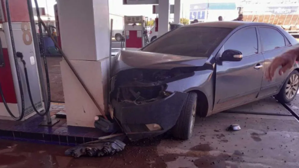 El Kia Cerato fue impactado en la huída por los ladrones en un surtidor de combustible de Marmeleiro, a 75 kilómetros de Bernardo de Irigoyen. Foto: portal TRI