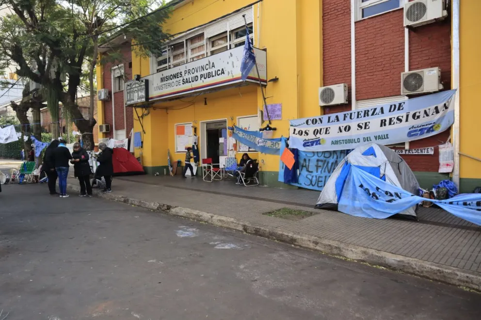 Sigue el acampe fuera del Ministerio de Salud Pública. Fotos: Matias Peralta