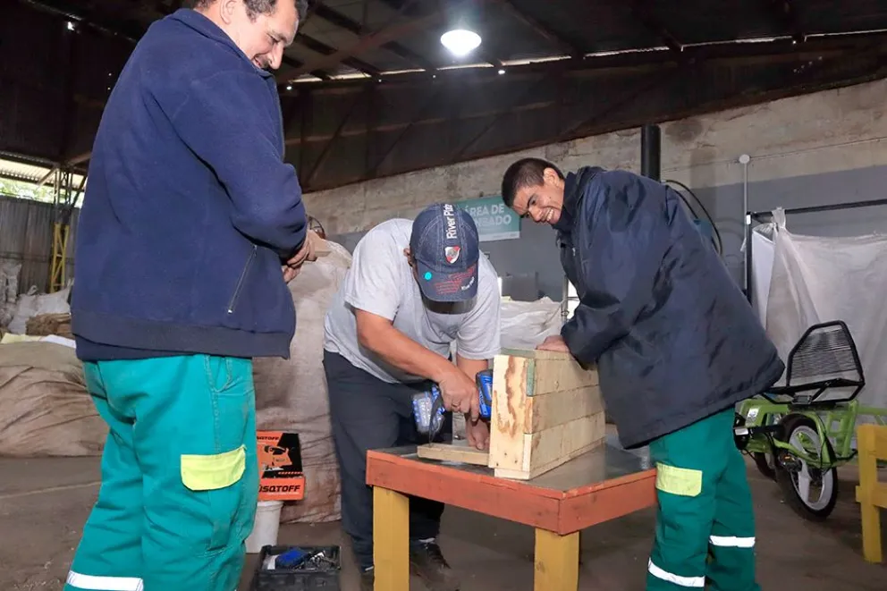 Con el material recolectado, los trabajadores arman muebles en días lluviosos.  Fotos: Matías peralta