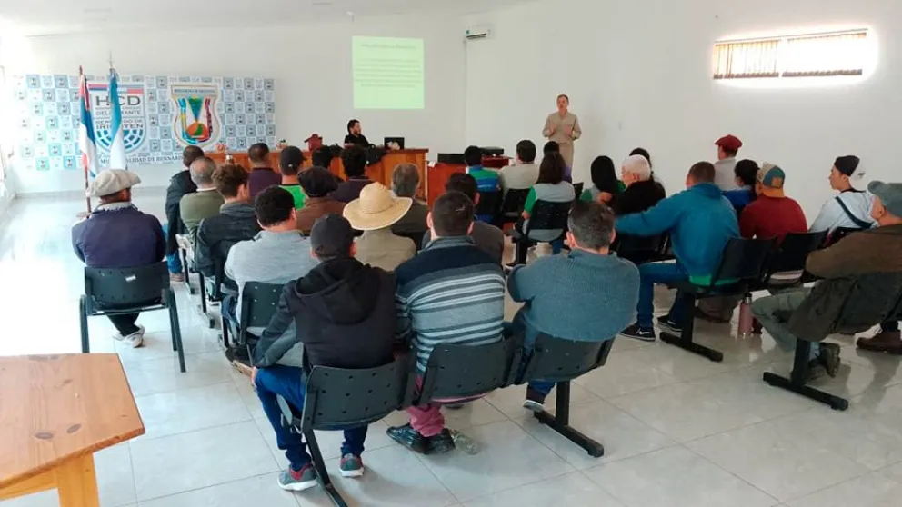 Se llevó adelante ayer una charla con los productores de la zona afectada en Bernardo de Irigoyen. Foto: Fabián Acosta