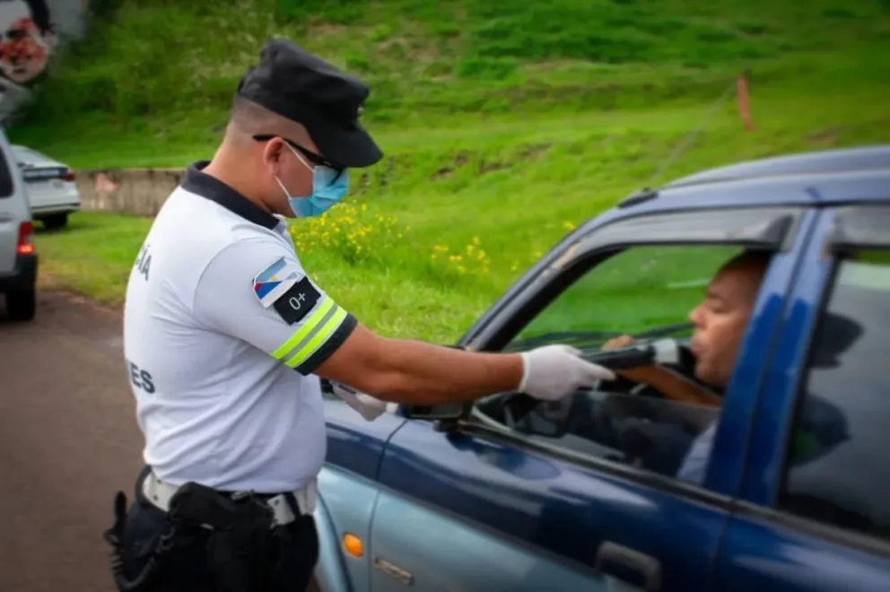 Imagen referencial de la Policía de Misiones haciendo el test de alcoholemia a un conductor. //Foto: Facebook.
