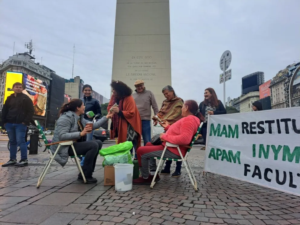 Los productores en el Obelisco, visibilizando la crisis que dicen atravesar. //Fotos: Daniela Cortés.