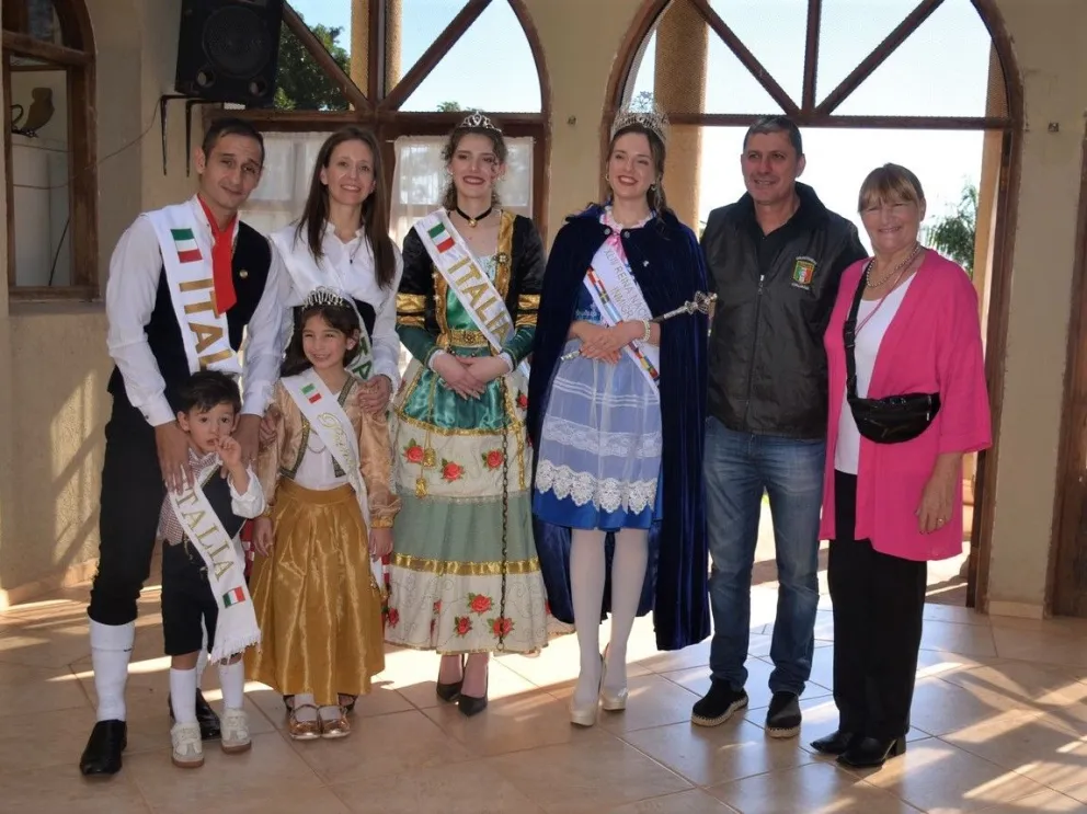 Los italianos junto a la nueva reina de la colectividad. //Foto: Federación de Colectividades.