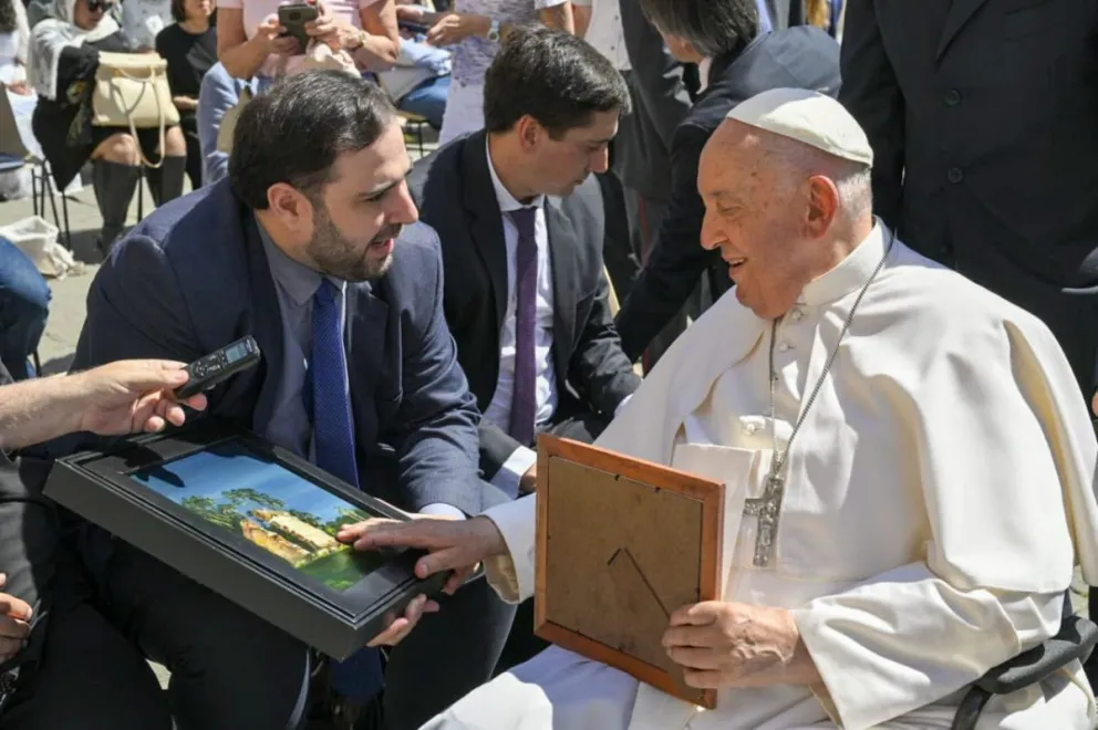 Sebely junto a Francisco en el Vaticano. //Foto: X.