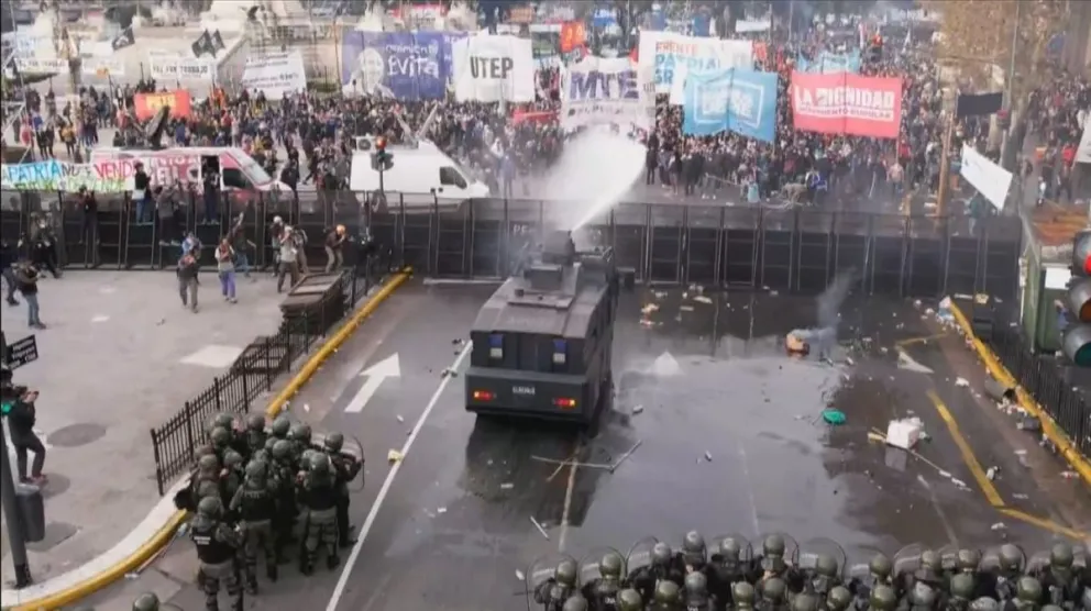 Con gas pimienta y camiones hidrantes las fuerzas dispersan a los manifestantes frente al Congreso. //Foto: X.