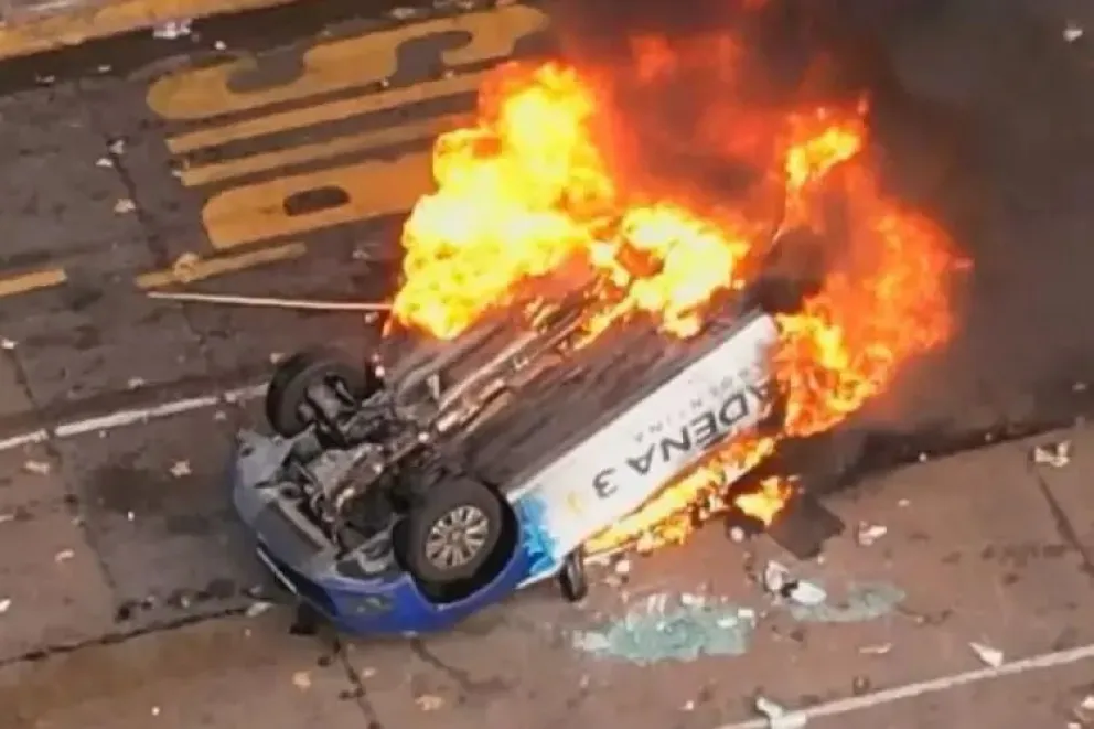El móvil de una radio fue incendiado el miércoles por los violentos que apedrearon el Congreso. //Captura de video.