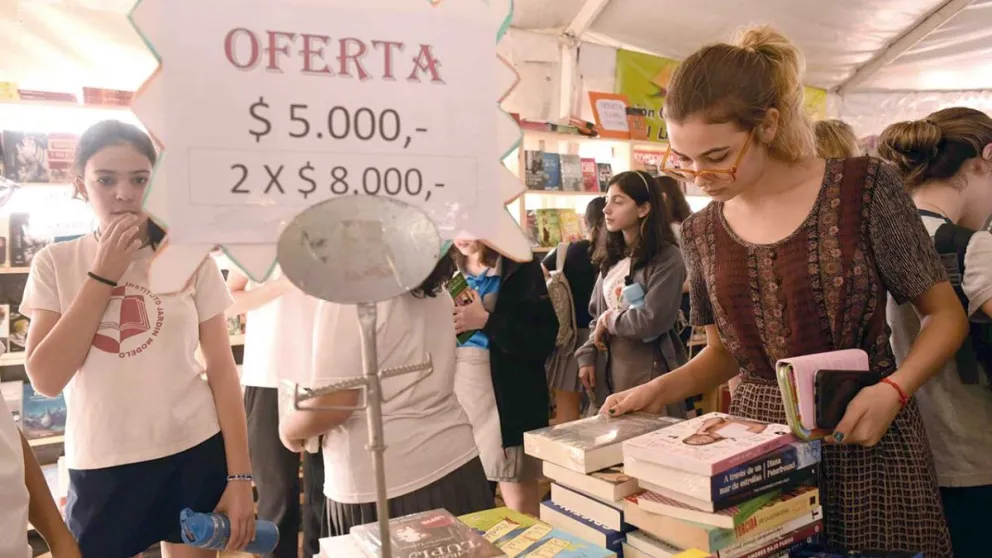 Ofertas y promociones en la Feria del Libro. Foto: Marcelo Rodríguez
