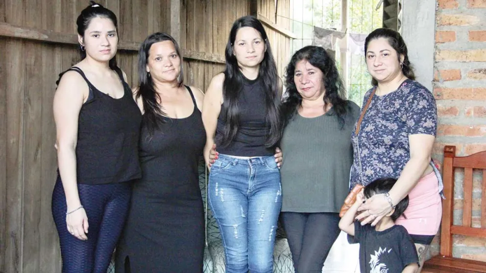 Romina (centro) junto a sus hermanas Diana, Zulma, Andrea y su madre Nélida. Todas coinciden en que ahora más que nunca tienen que estar unidas las familias de las víctimas. //Foto: Guadalupe de Sousa.