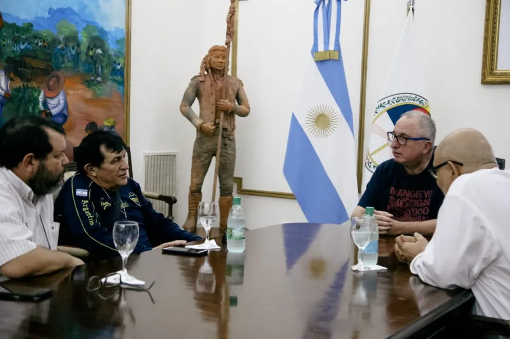 El gobernador Passalacqua junto a los dirigentes. //Foto: Gentileza.