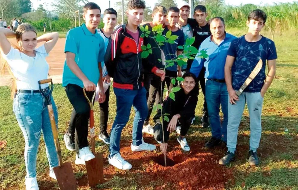 Durante la jornada los estudiantes también plantaron árboles de diversas especies. Foto: Carina Martínez