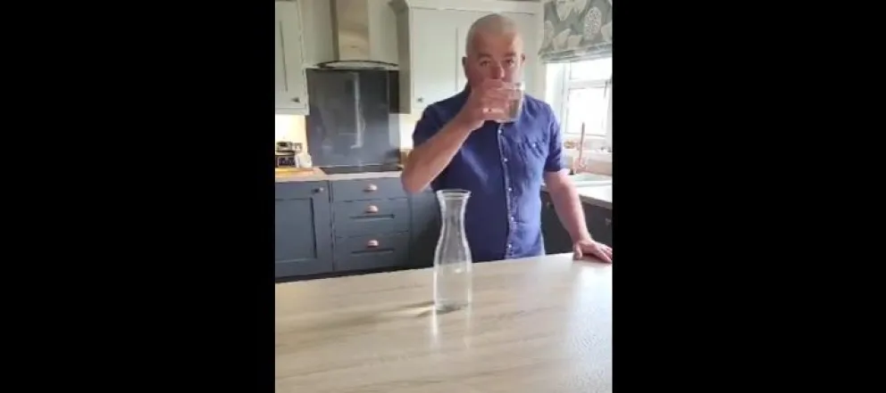  Ian Keir puede ahora colocar agua en un vaso sin temblores después de su procedimiento de talamotomía (gentileza: Universidad de Dundee)
