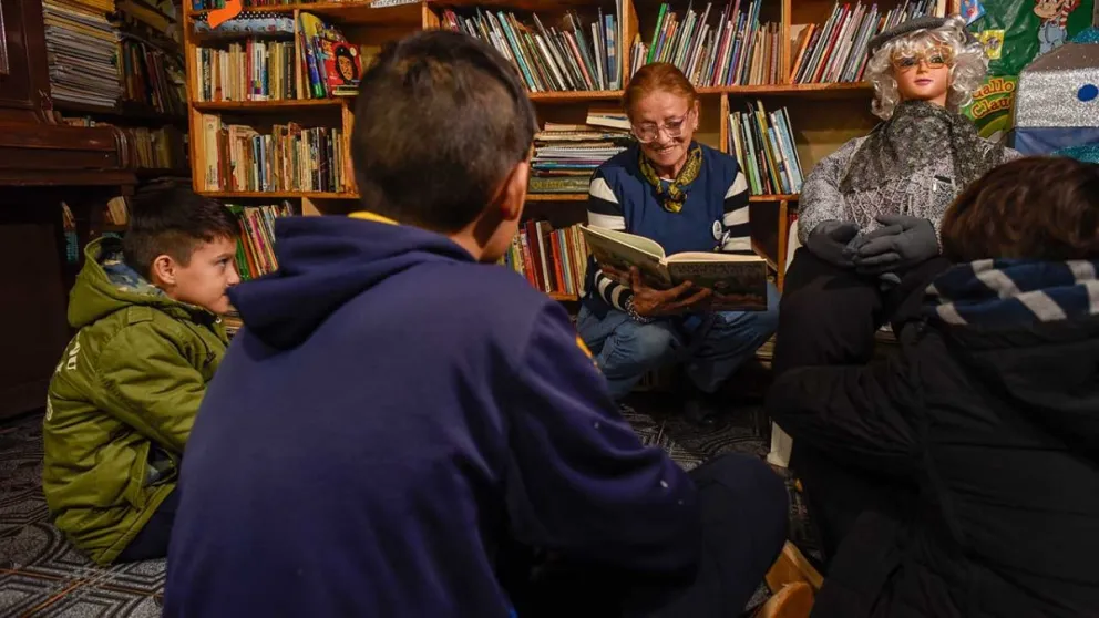Margarita Tello en un nuevo episodio de ‘La abuela cuenta cuento’ en la Biblioteca Popular Sur Argentino.  Foto: Marcelo Rodríguez 