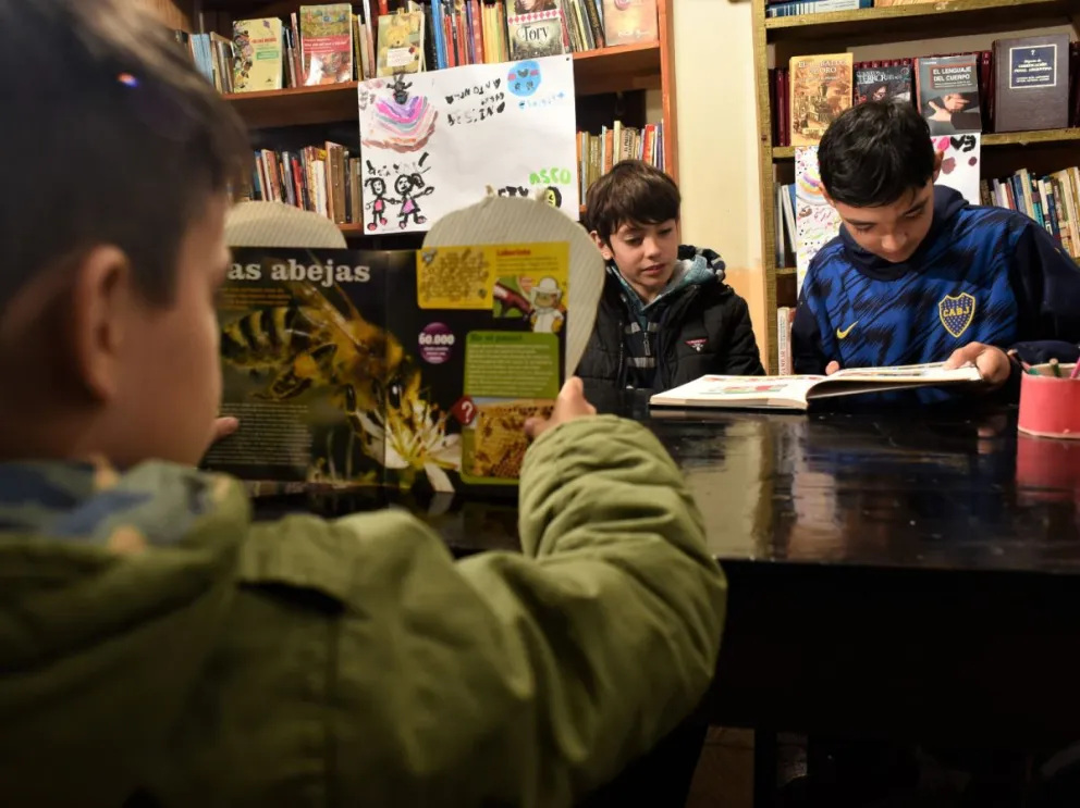 La biblioteca del barrio Sur Argentino de Posadas promueve la lectura y es un espacio de contención. //Foto: Marcelo Rodríguez.