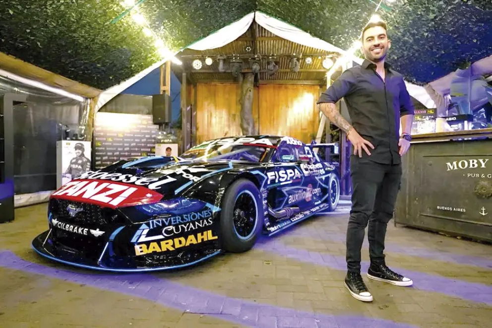 Santero presentó su flamante Ford Mustang.  Foto: Prensa LCA Racing