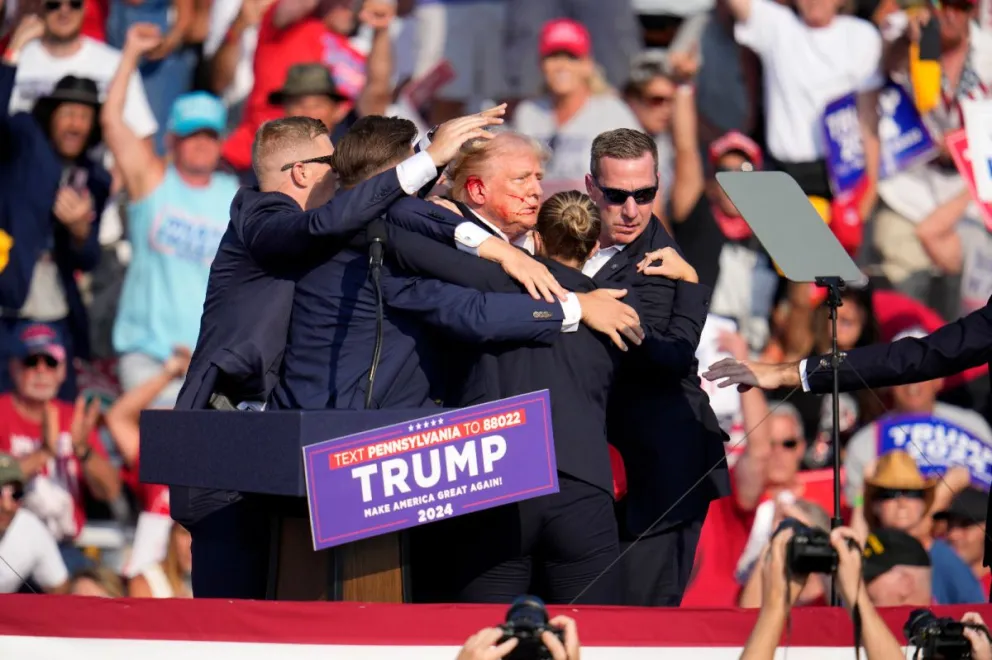 Trump fue retirado del escenario y tenía sangre en el rostro. //Foto: AP.