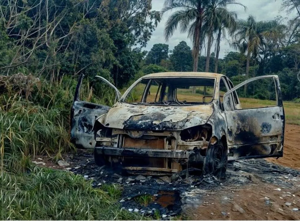 El auto robado en Buenos Aires fue detectado incinerado en otro barrio sanvicentino. //Foto: Policía de Misiones.