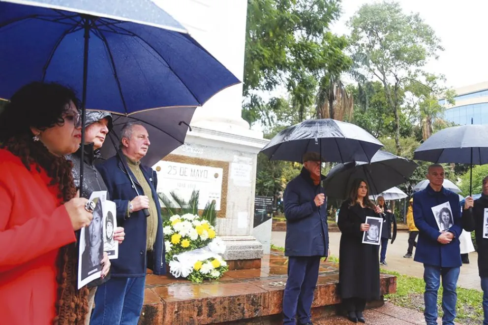 Se recordó con fotografías a los fallecidos en el atentado a la sede de la Asociación Mutual Israelita Argentina.  