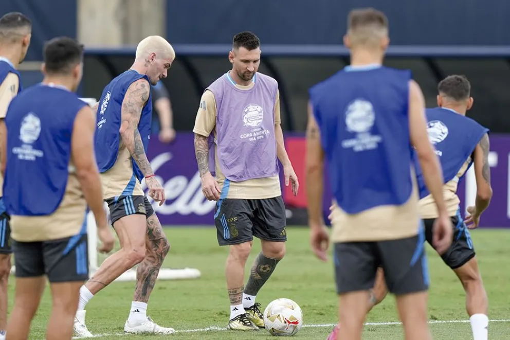 Messi y De Paul son dos fijas en el once; la Selección realizó ayer por la noche el último entrenamiento antes del partido esperado.
