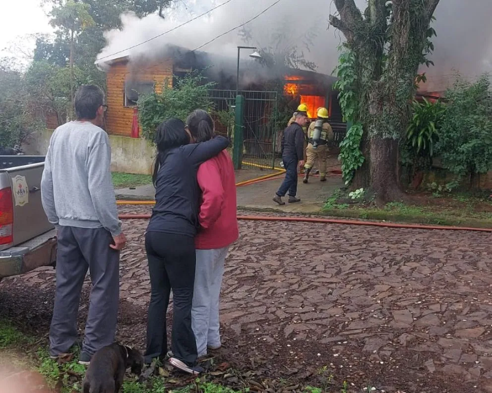 Bomberos de Iguazú combaten dos incendios en simultaneo