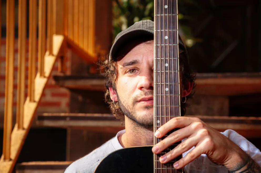 Naza Gileno, sensibilidad y empuje para abrir un mundo de canciones