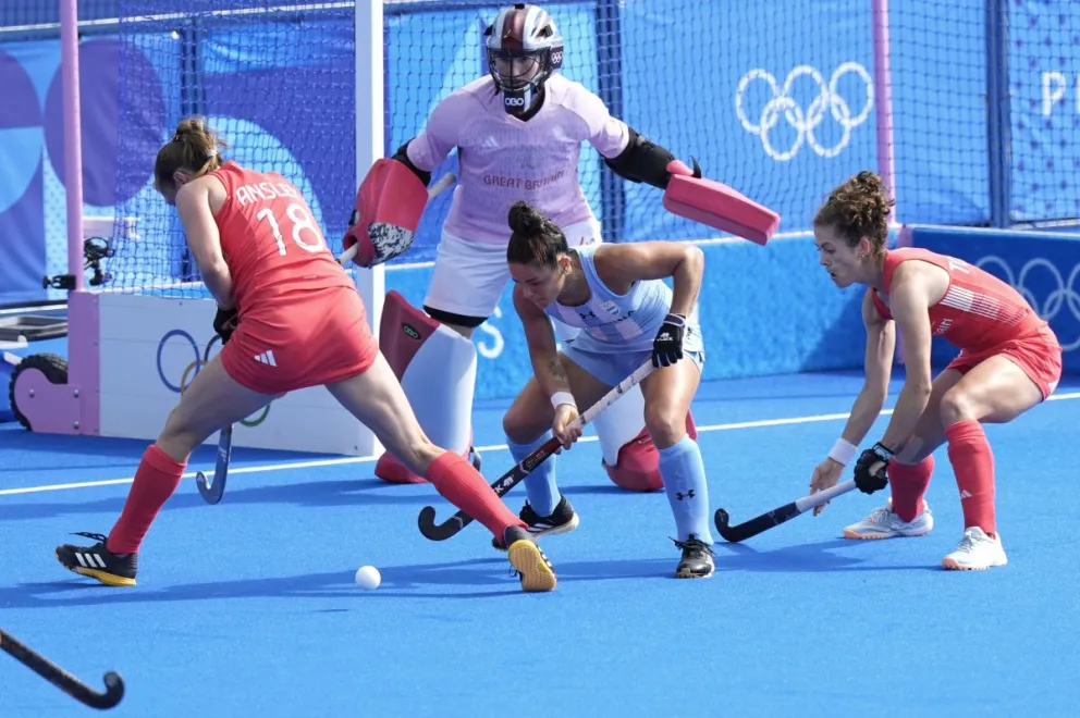 María Granatto, de Argentina, busca anotar contra Gran Bretaña. / Foto: AP