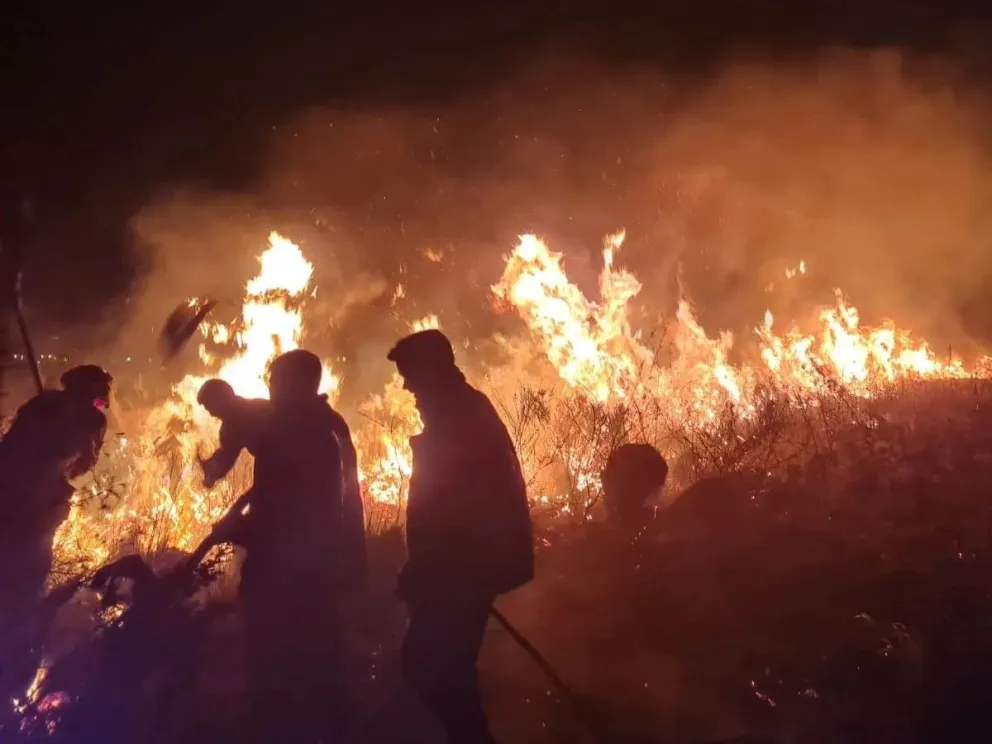 Los bomberos trabajaron sin tregua en las últimas horas. //Foto: Policía de Misiones.
