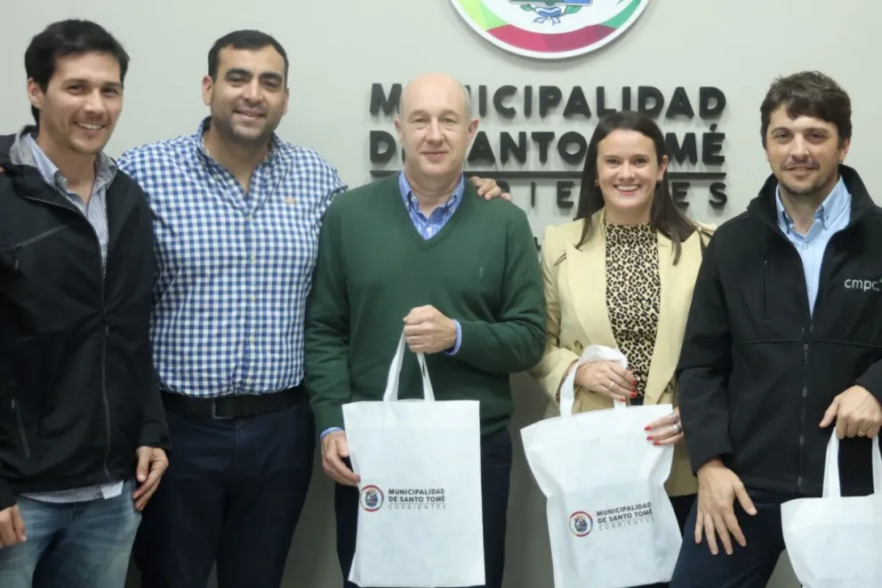Los funcionarios junto a los representantes privados. //Foto: Mercedes Berón.