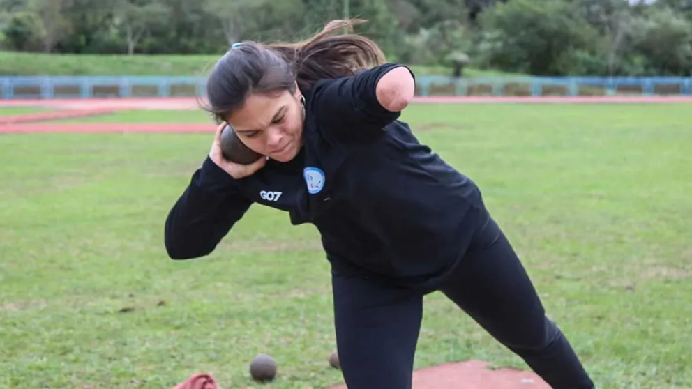 Irina Benítez (19) es uno de los grandes proyectos de la tierra colorada; oriunda de Garupá, la atleta practica lanzamiento de bala y jabalina.  Foto: Natalia Guerrero