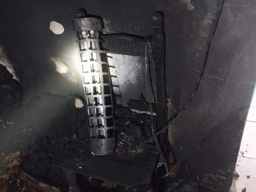 La estufa encendida sobre la silla de madera casi provoca una tragedia. //Foto: Norma Devechi.