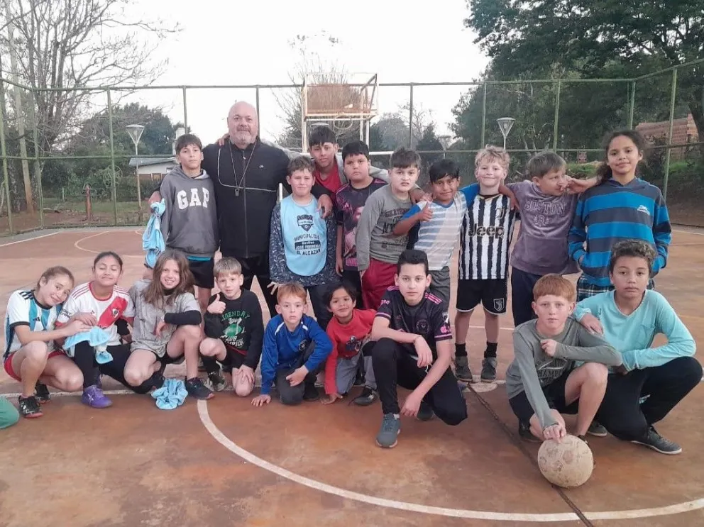Los chicos con su entrenador. //Foto: Graciela González.