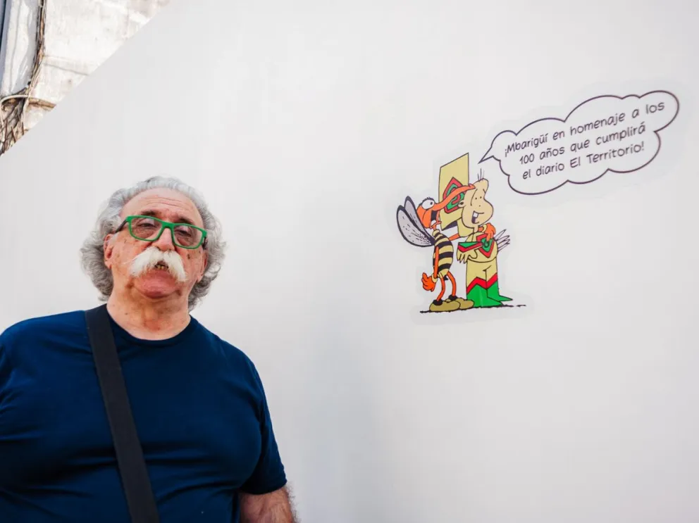 Latre en plena realización del mural en homenaje al Decano del periodismo. //Foto: Víctor Paniagua.