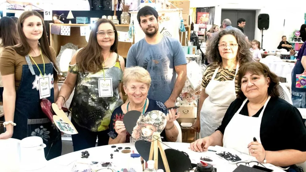 Maly, Isa, Pau, Lucy y André junto a la profesora Marilin.