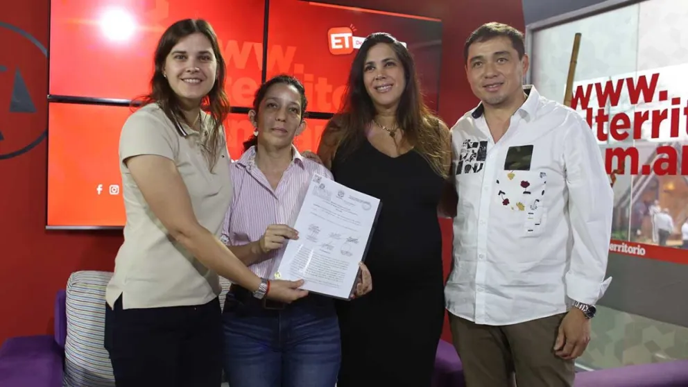 La diputada Astrid Baetke entrega la declaración de interés de la Legislatura a Olmo, Bistoletti y Wilson Benítez. Foto: Natalia Guerrero