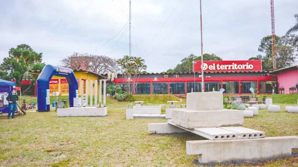 El predio del decano de la prensa misionera brilla con UNE.  Foto: Víctor Hugo Paniagua