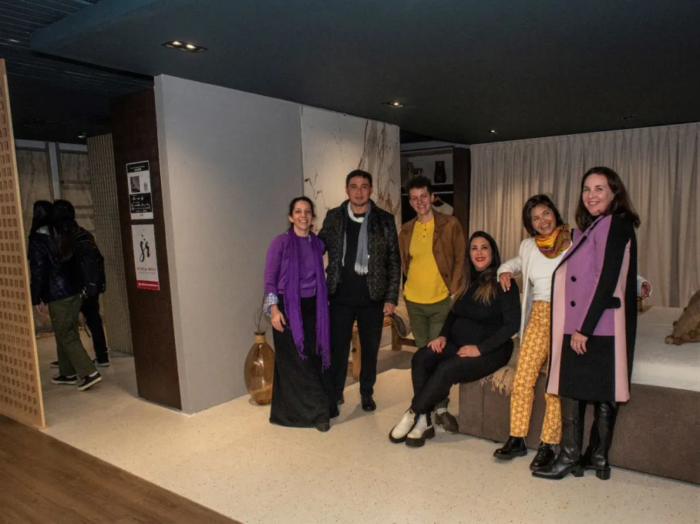 Parte del equipo que ideó y lleva adelante UNE, con el empresario Wilson Benítez, de Colorshop. Hoy habrá jornada especial en el predio de Quaranta y Humberto Pérez y la actividad continuará de miércoles a sábado. //Foto: Marcelo Rodríguez.