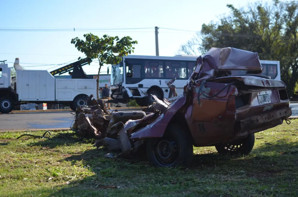 Un fallecido tras choque frontal entre un auto y un colectivo urbano en ...