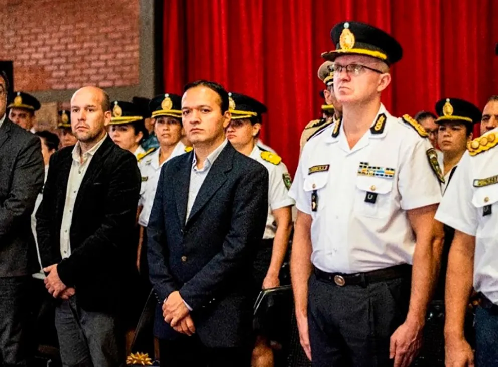 Chimiski (al lado del intendente Cesar Araujo) cumplió funciones previamente en las unidades regionales de Oberá y de Aristóbulo del Valle.