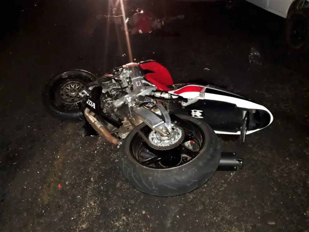 La moto en la que circulaba Leites. //Foto: Policía de Misiones.