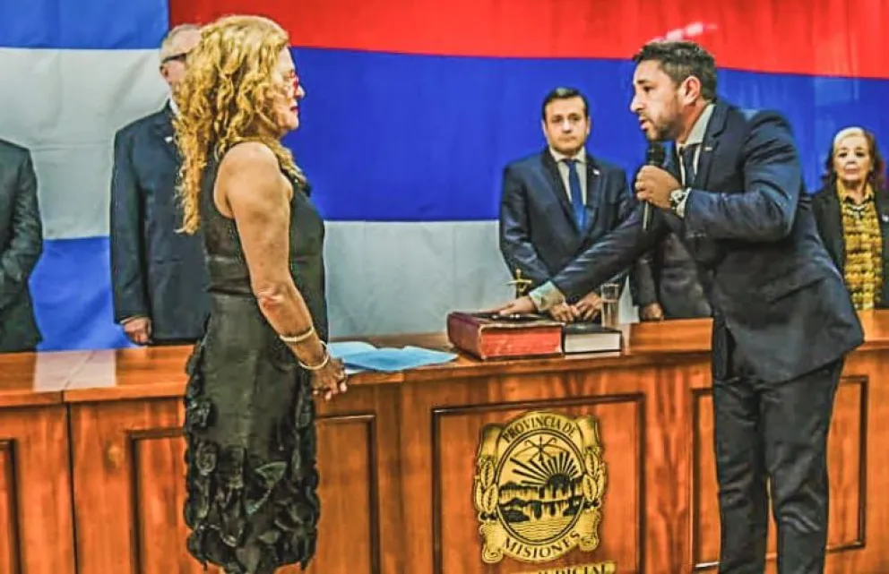 Giménez juró por Dios, la Patria y los Santos Evangelios, y sumó: “Por mi honor, por mis padres, por mi familia, por el amor de mis hijos y por respeto al pueblo misionero". Foto: Marcelo Rodríguez