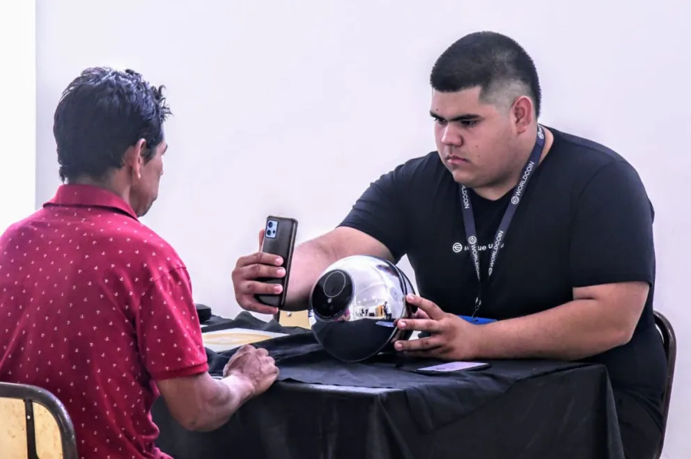El proceso implica posar frente a un dispositivo llamado ORB, diseñado para leer el iris. //Foto: Guadalupe de Souza.