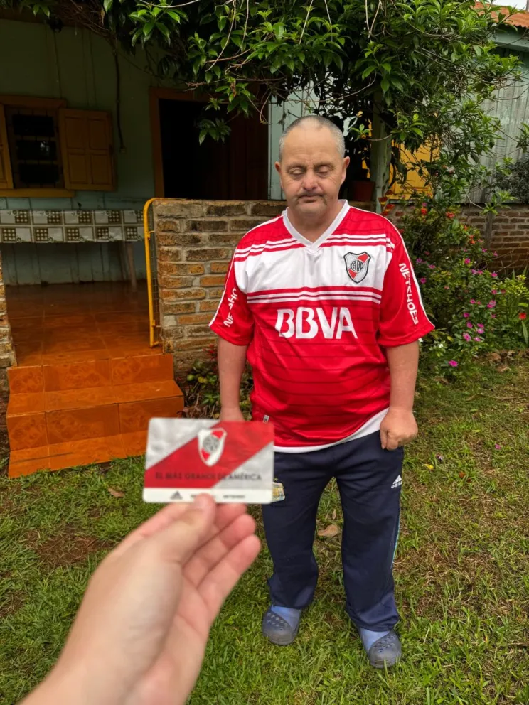 "Papi", como lo conocen todos, con su camiseta y carnet de River.