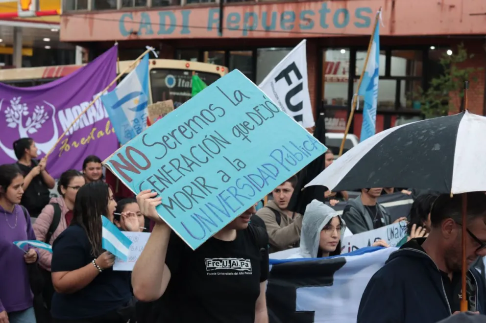 La comunidad universitaria de Misiones se manifestó en las calles la semana pasada. //Foto: Matías Bordón.