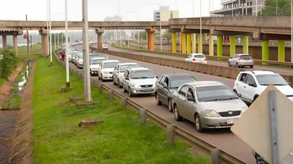 Se registraron unos tres kilómetros de fila en el ingreso al centro de frontera Posadas-Encarnación. Foto: Marcelo Rodríguez
