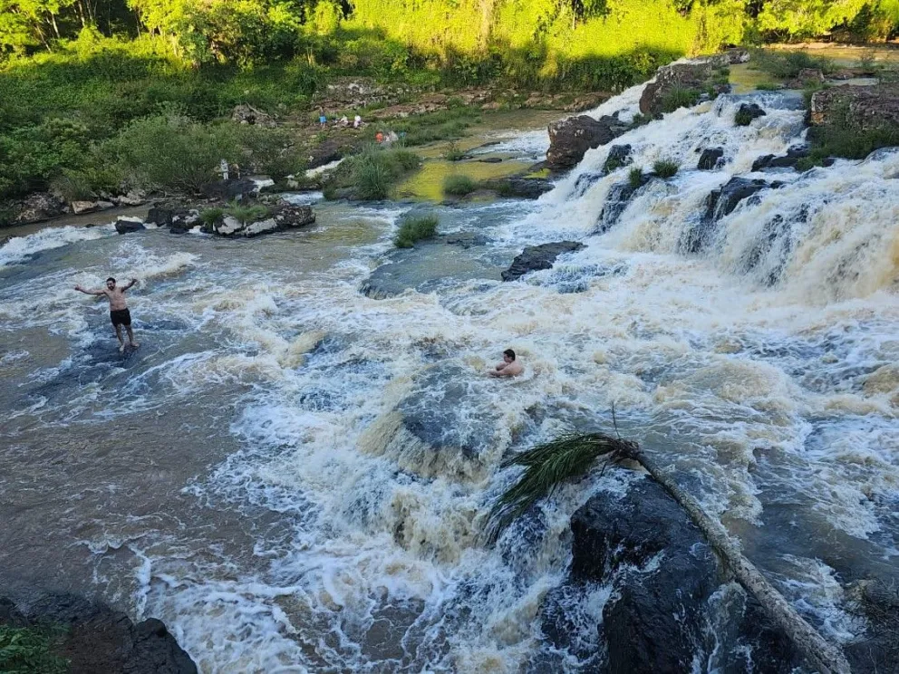 Los turistas aprovecharon para refrescarse. //Foto: Esteban González.