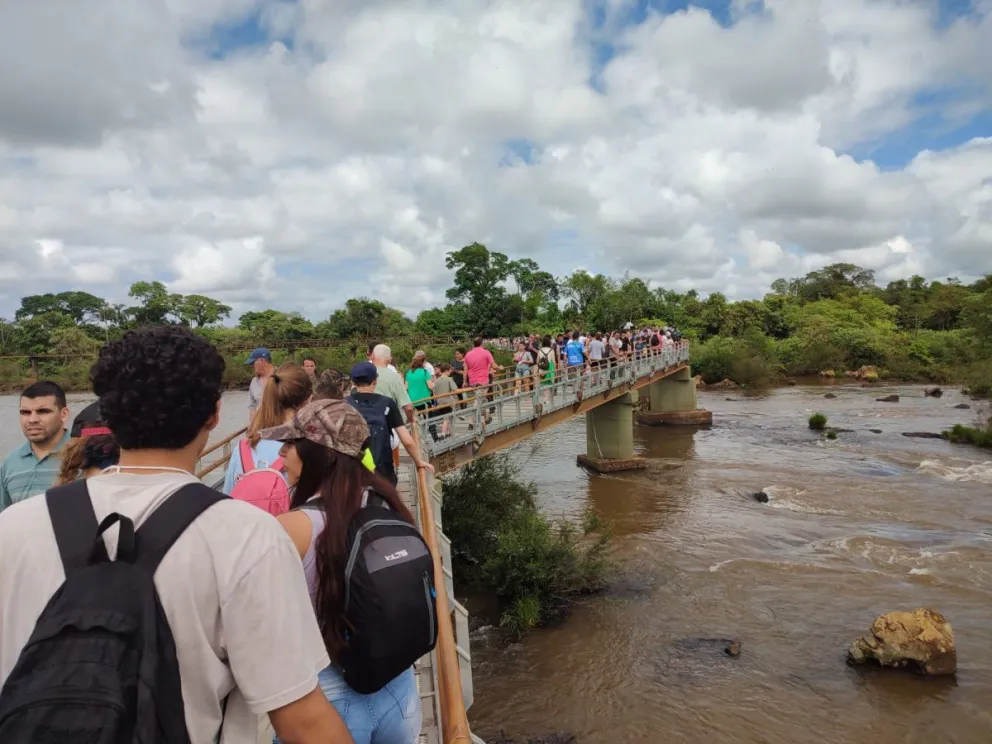 El Parque Nacional Iguazú tuvo gran afluencia desde que empezó el fin de semana largo. //Foto: Norma Devechi.