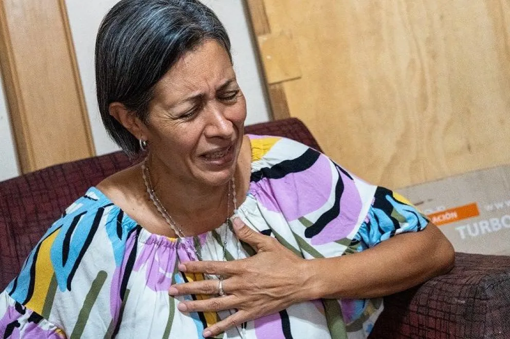 Claudia, la madre de la niña, está desconsolada tras la muerte de su hija. Foto. Marcelo Rodríguez 