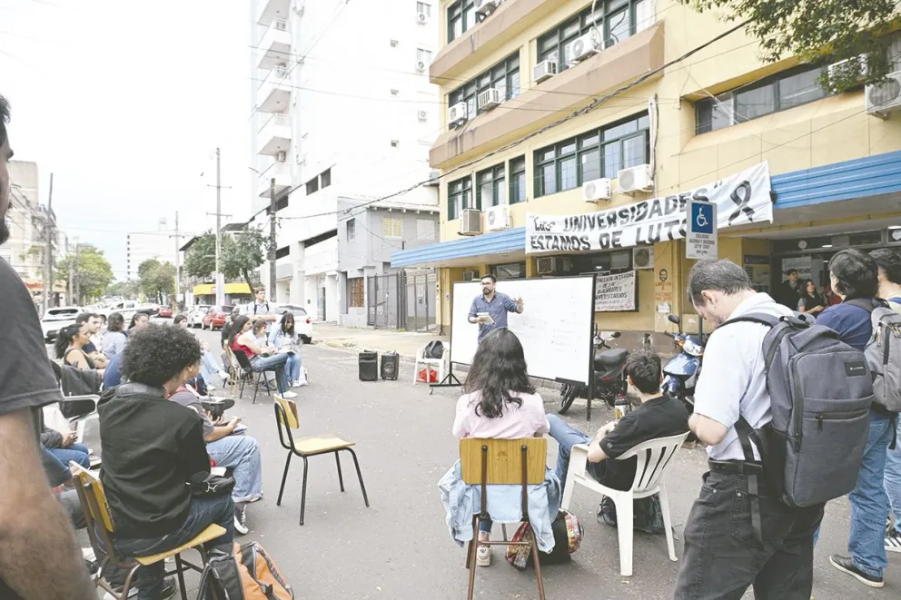 Clases en la calle como protesta de estudiantes de Humanidades.  Foto: v. paniagua