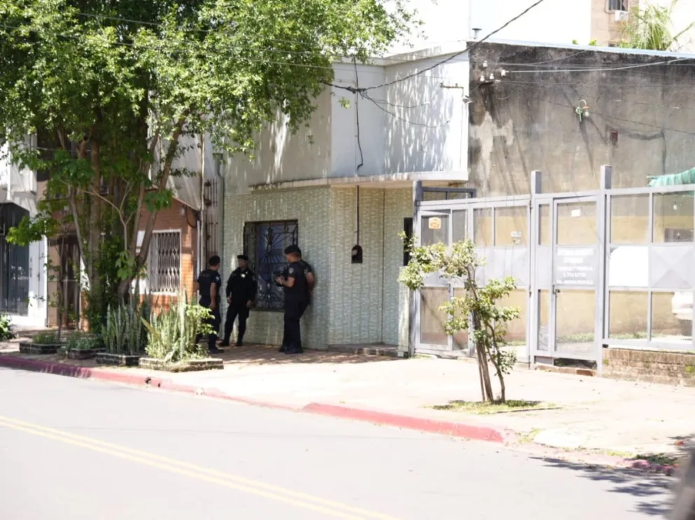 Esta mañana hubo presencia policial frente al instituto al que asistía Juanita. //Foto: Marcelo Rodríguez.