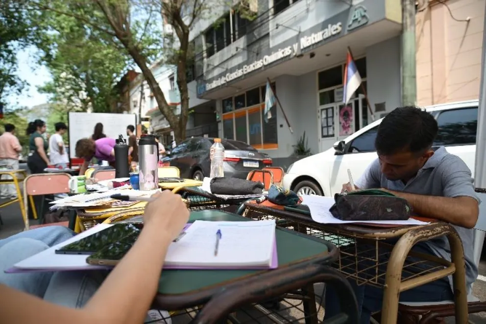 En el marco del Paro Nacional Universitario, se están realizando clases fuera de los edificios para visibilizar la protesta. Foto: Víctor Paniagua