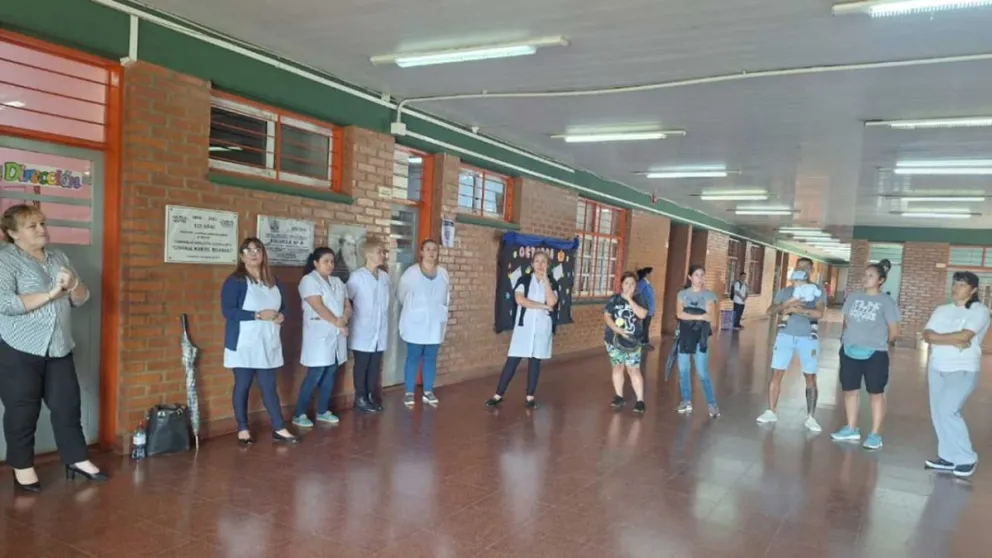 La reunión entre docentes y padres se hizo ayer a las 13. Foto: María Rosa Fernández